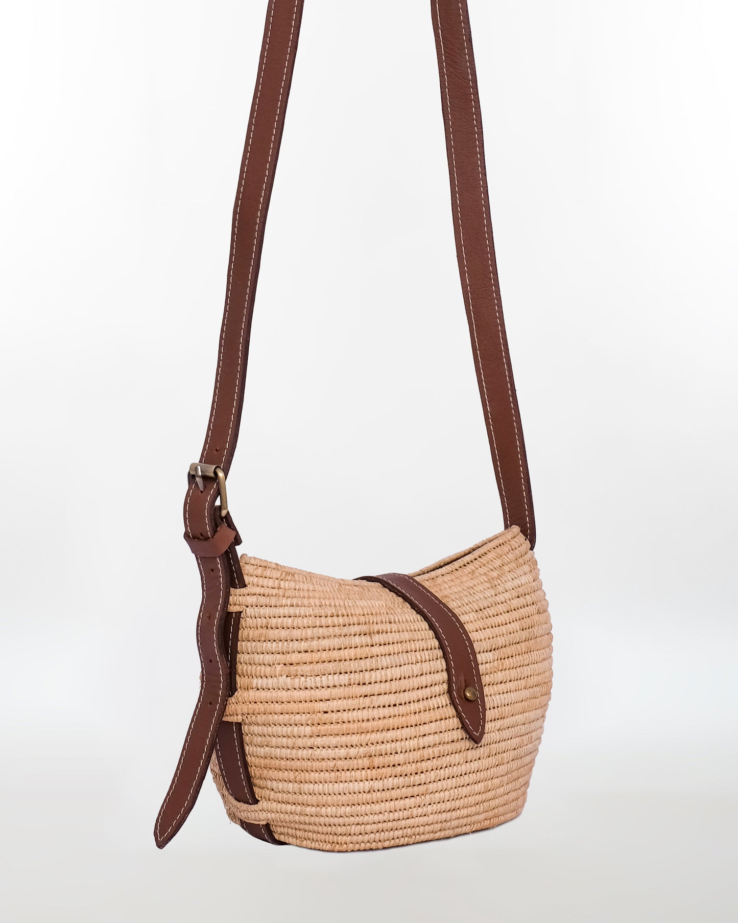 Handwoven Raffia Crossbody Bag – Leather Strap & Button Closure
