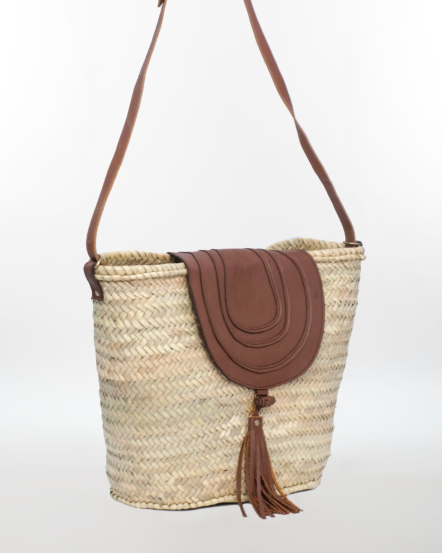 Handmade Moroccan Straw Shoulder Bag – Leather Flap & Tassel Closure
