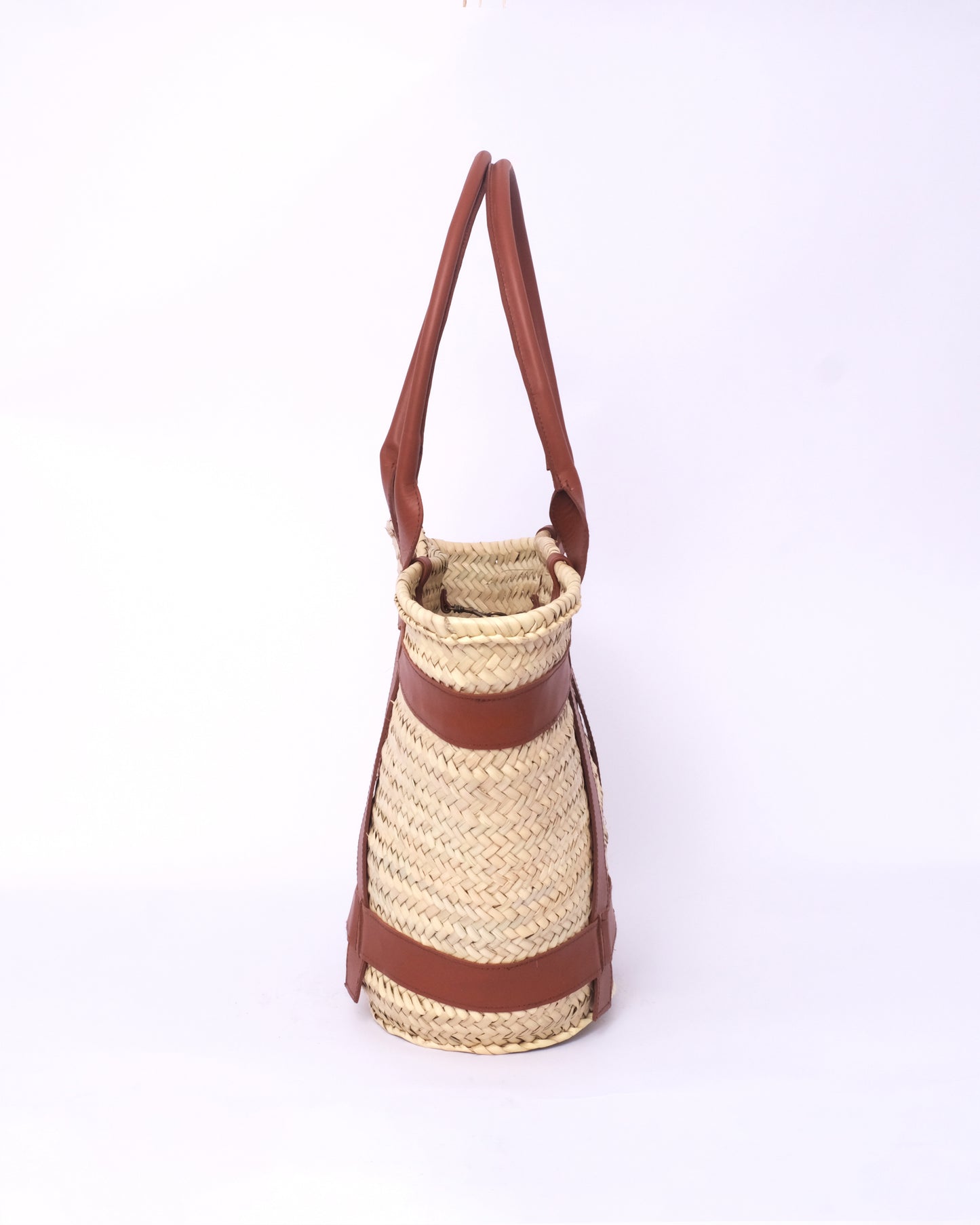 Elevate Your Look with the Chic and Eco-Friendly Palm Straw Bag and Vegan Leather Handles