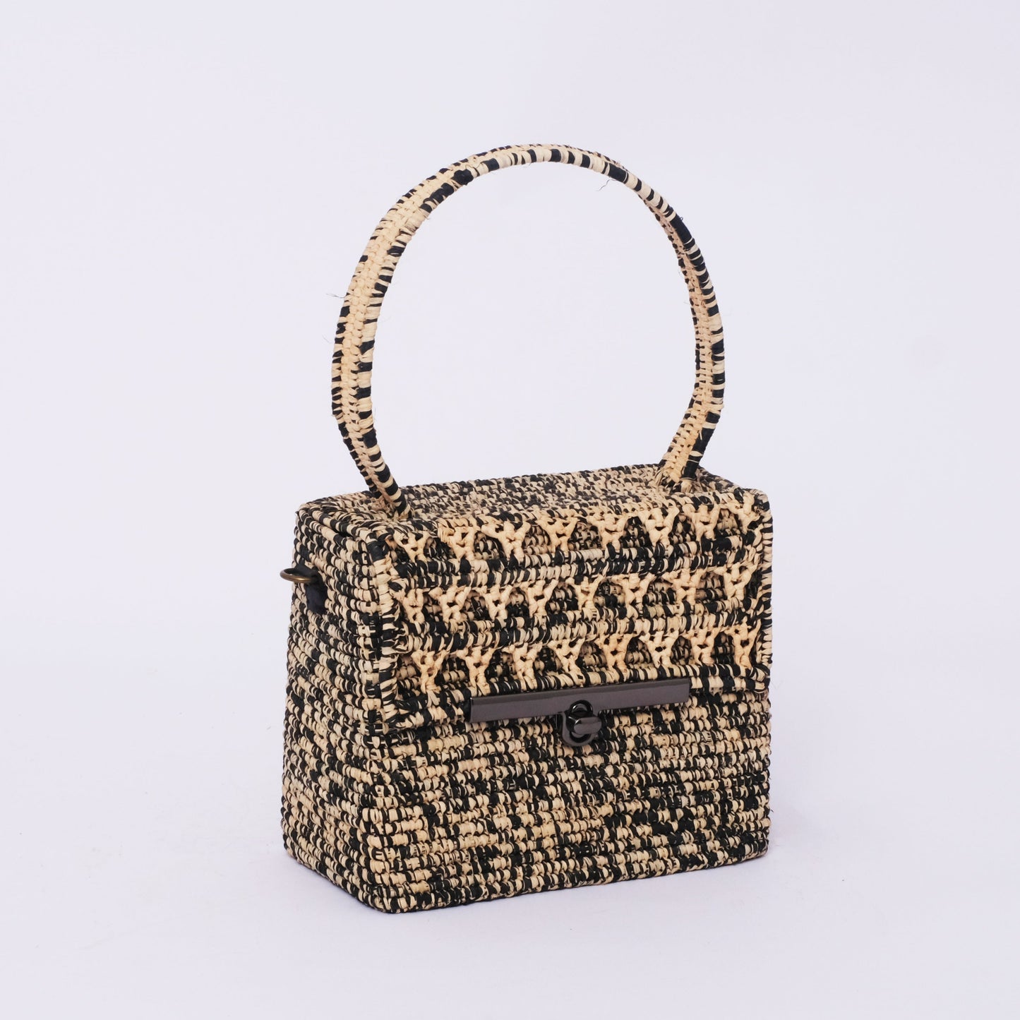 Sustainable Style: Handcrafted Raffia Tote with Vegan Leather Detailing