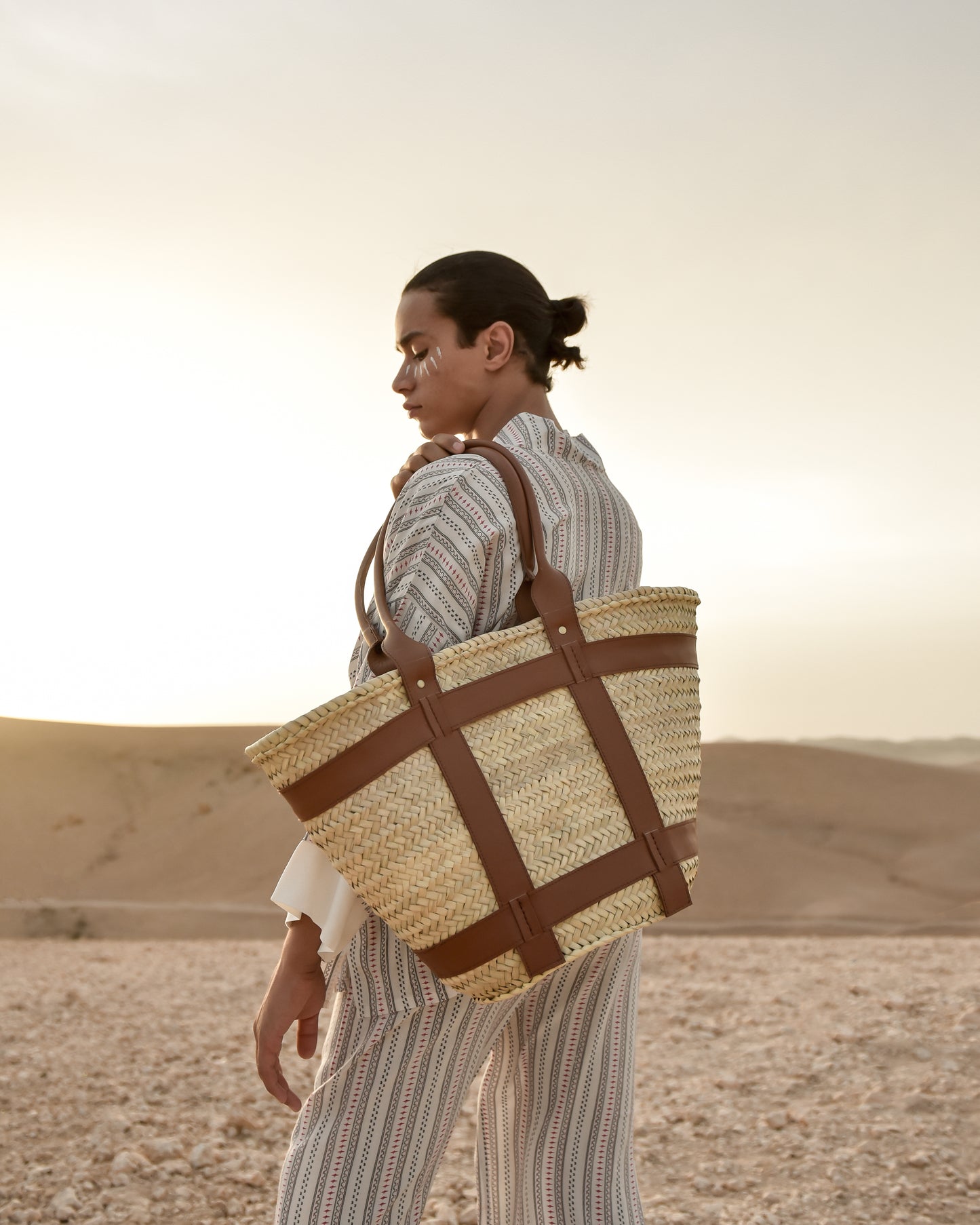 Sustainable Style: Handcrafted Palm Straw Tote with Vegan Leather Detailing