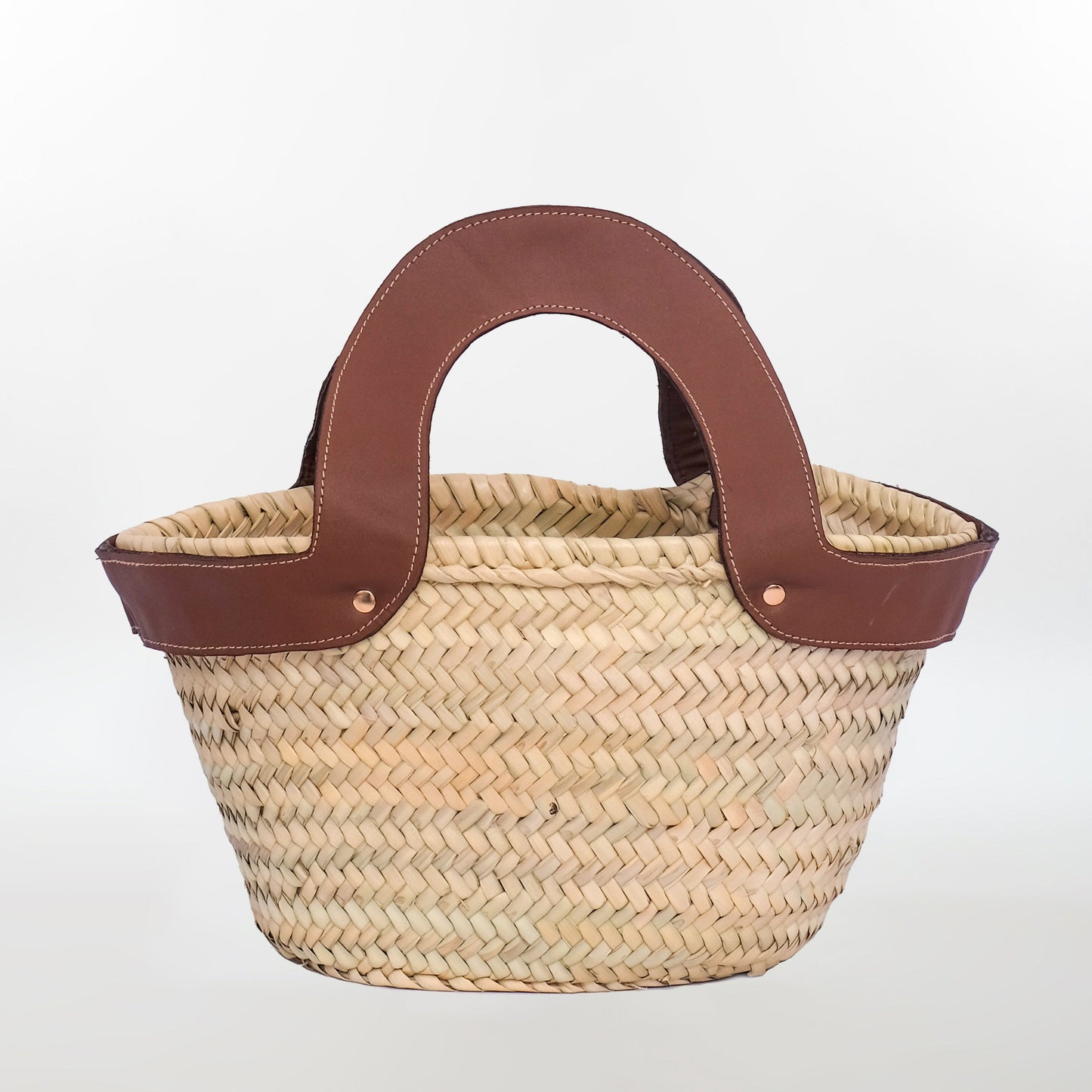 Minimalist Moroccan straw basket with wide leather handle