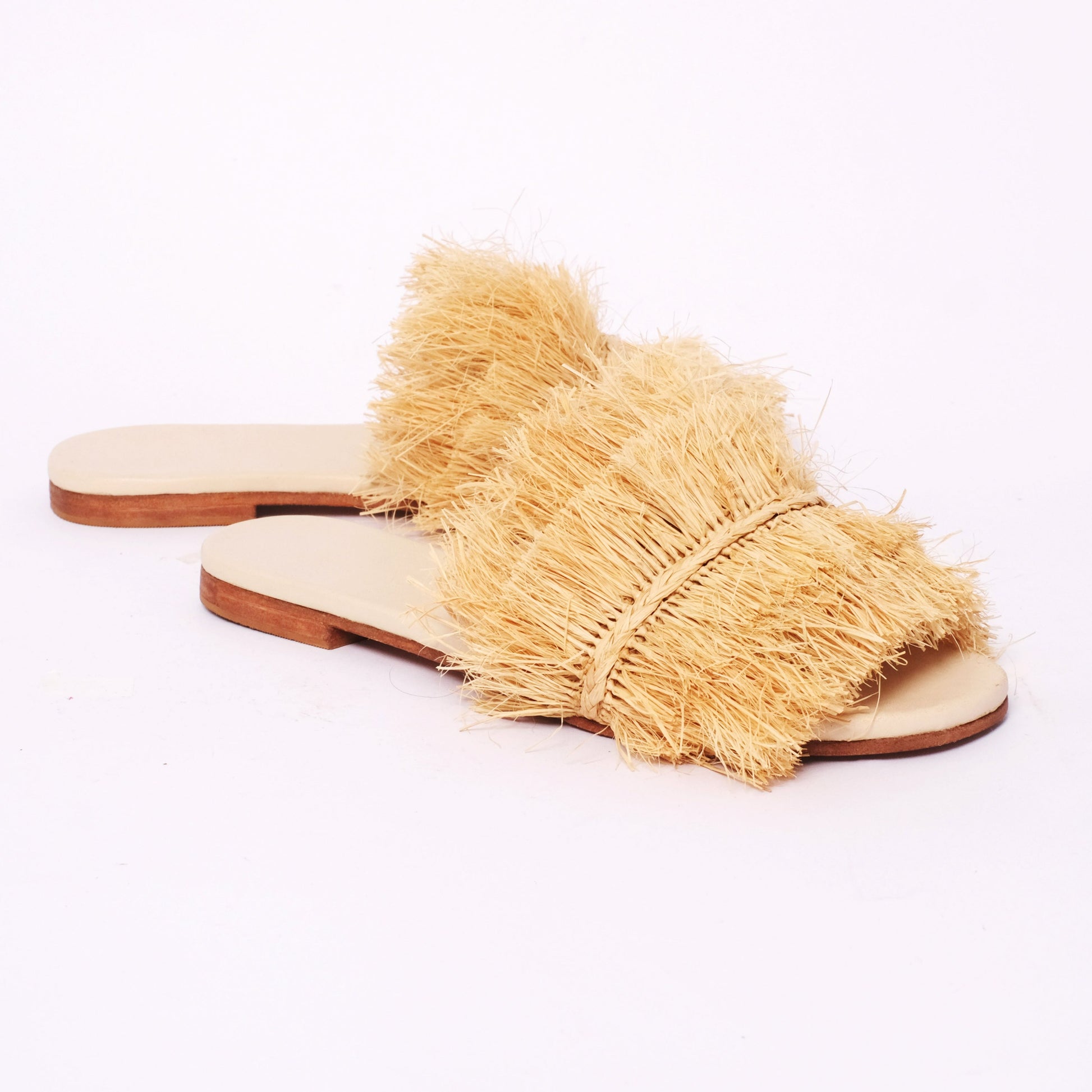 Natural beige raffia fringe sandals handmade in Morocco with flat sole
