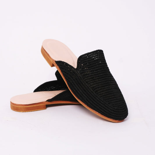 Handmade black raffia mules with pointed toe and leather sole, crafted in Morocco.