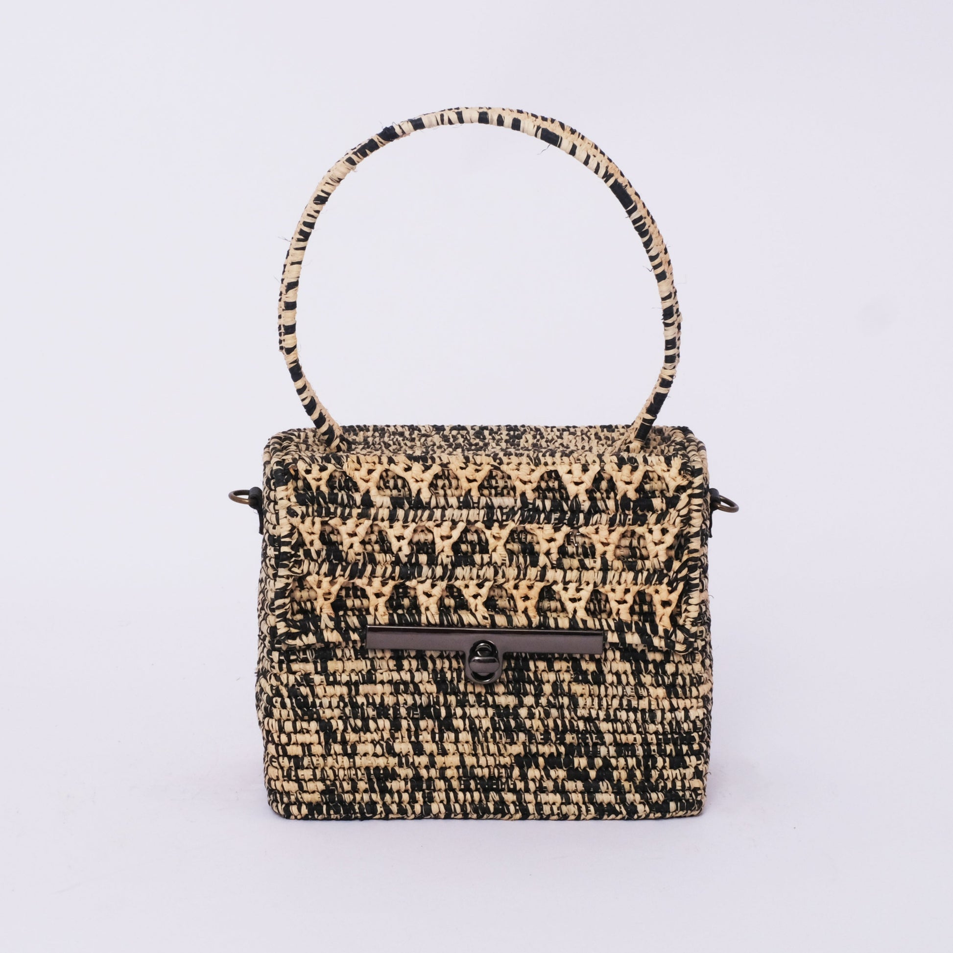 The Perfect Blend of Fashion and Sustainability: The Raffia Bag with Vegan Leather Accents