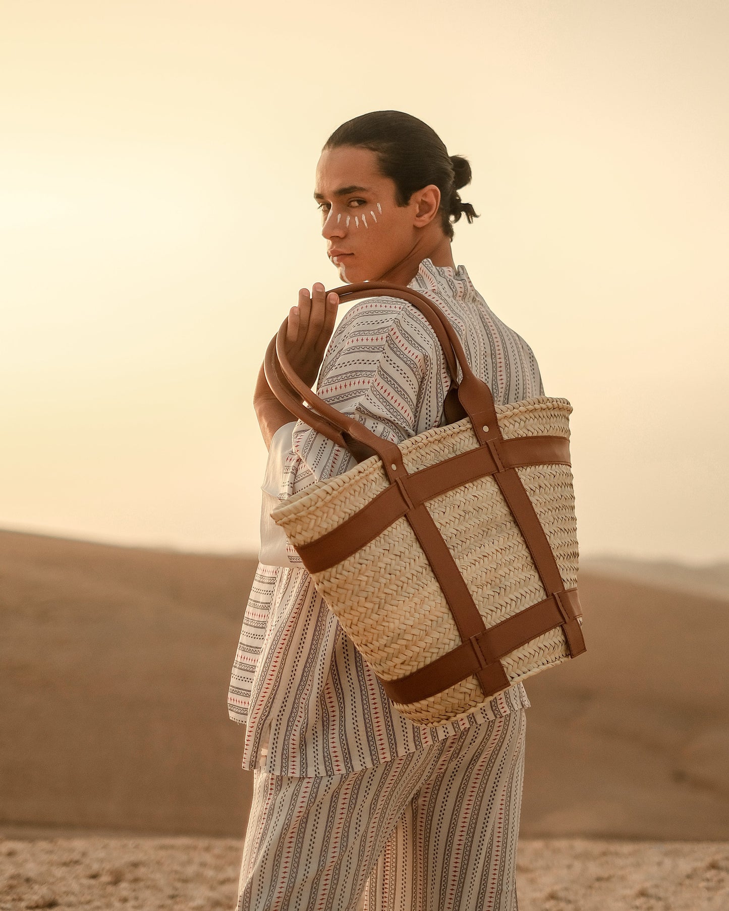 Eco-Chic Tote: Handwoven Palm Straw and Vegan Leather Handles