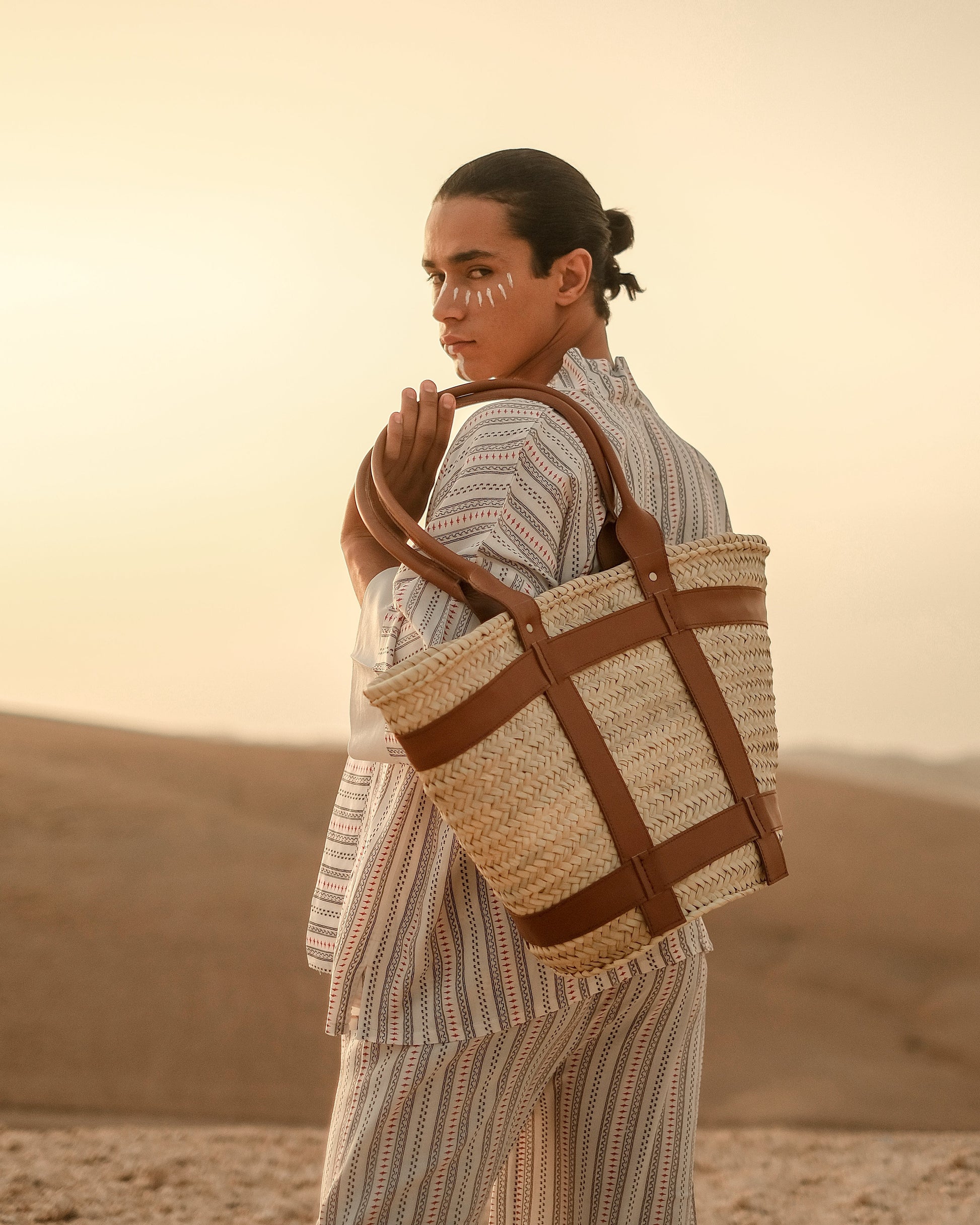 Eco-Chic Tote: Handwoven Palm Straw and Vegan Leather Handles